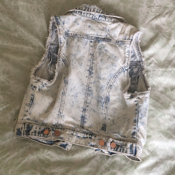 Distressed Light Wash Denim Jacket Frayed edges - Picture 3 of 6